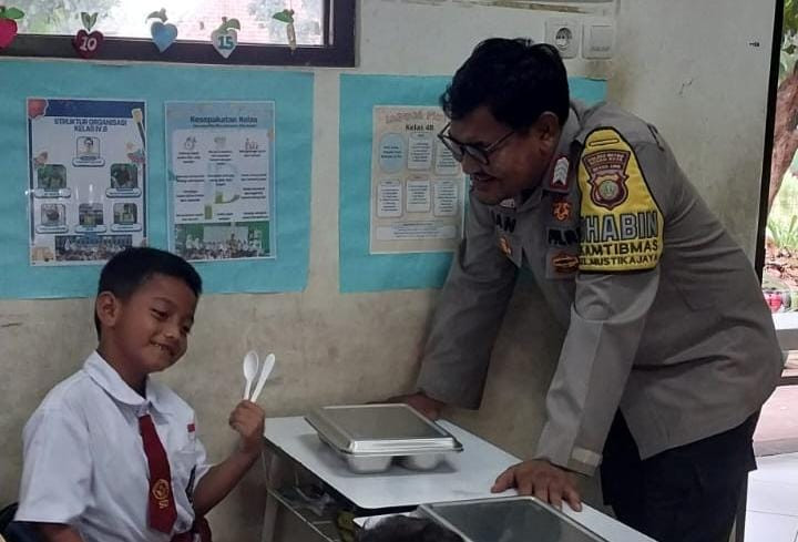 Bhabinkamtibmas Mustikajaya Mengamankan Pendistribusian Makan Bergizi Gratis