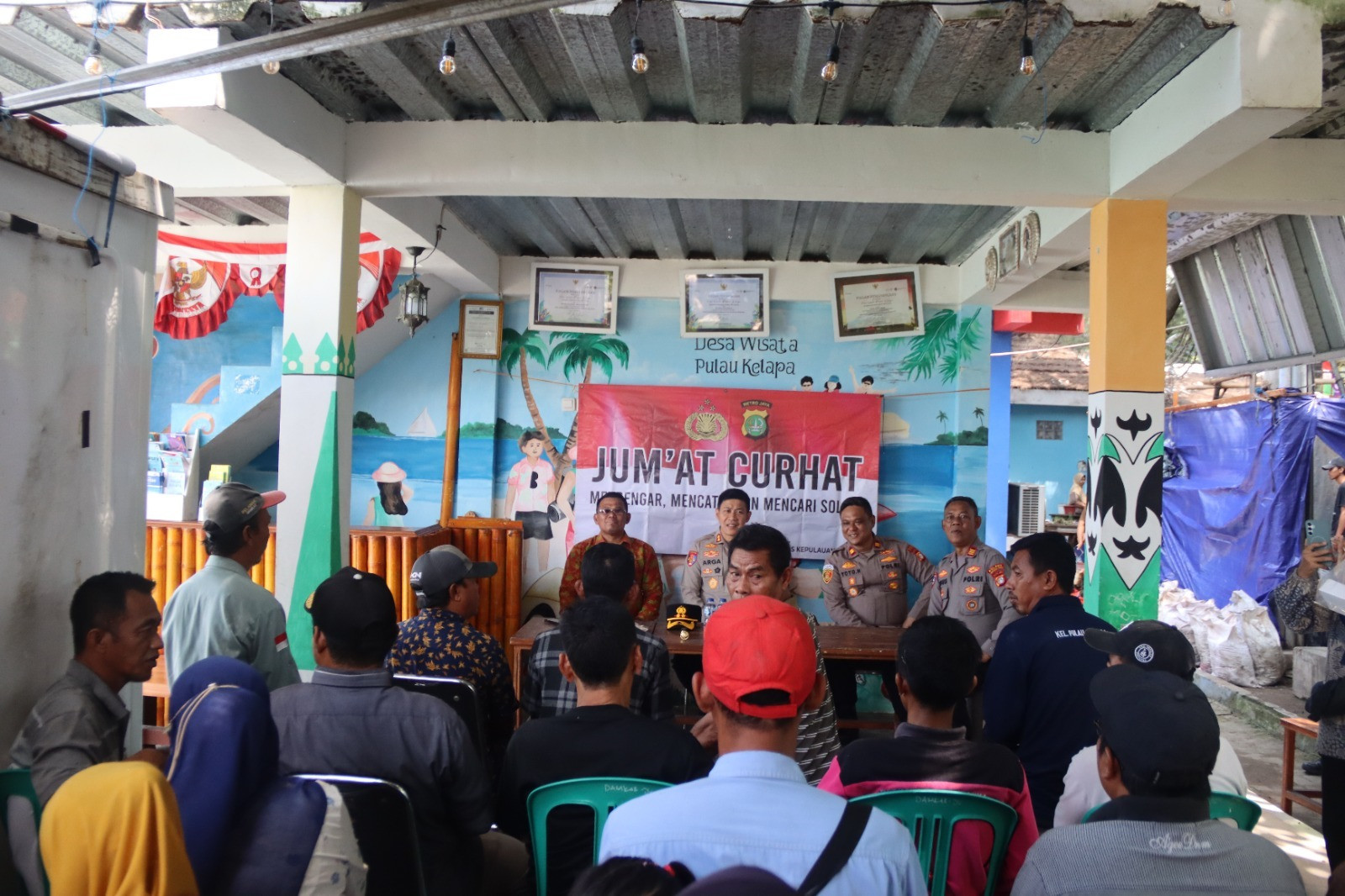 Jumat Curhat di Pulau Pari, Polisi Sosialisasikan Layanan 110 dan Ingatkan Warga Utamakan Keselamatan Melaut
