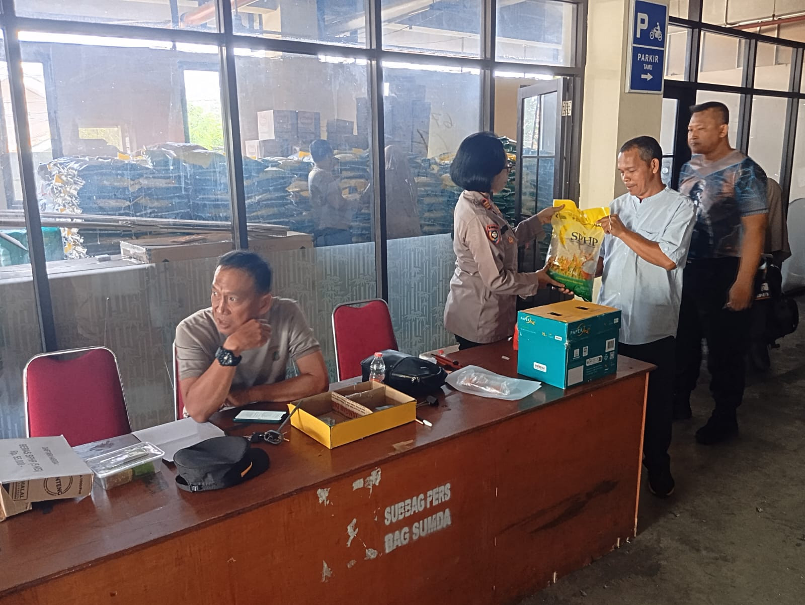 Peringati Hari Jadi ke-77, Polwan Bekasi Salurkan Bantuan Beras untuk Warga