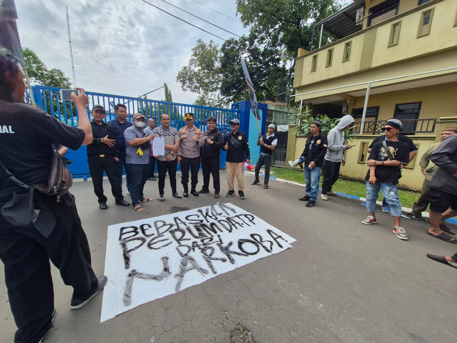Polsek Bekasi Utara Amankan Aksi Unjuk Rasa FORMASI di Depan Kantor PDAM Tirta Patriot