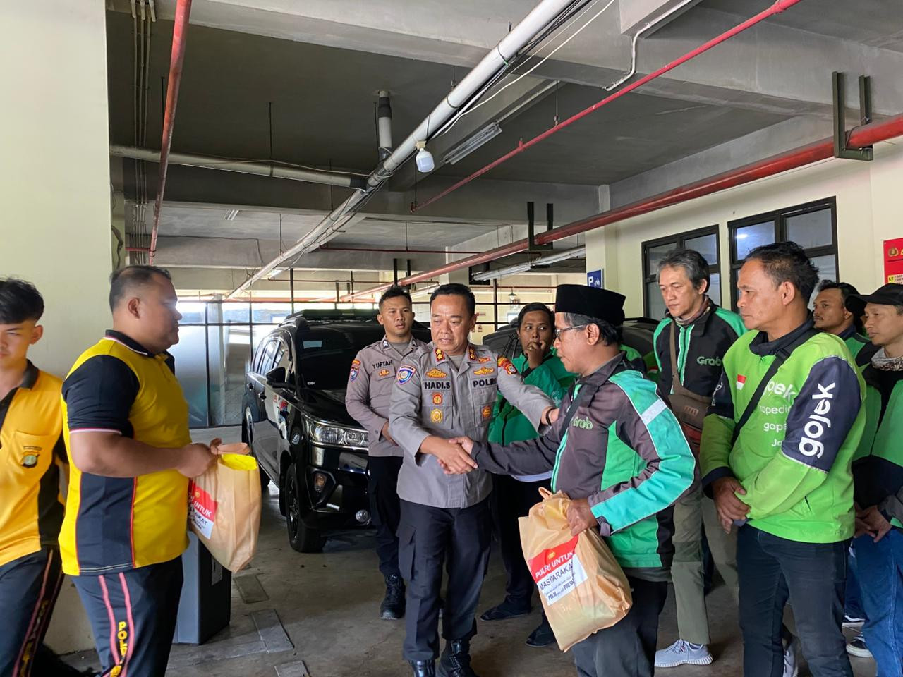 Jumat Berkah Polres Metro Bekasi Kota, Kasat Binmas Gelar Silaturahmi dan Berbagi Sembako untuk Ojol serta Ormas
