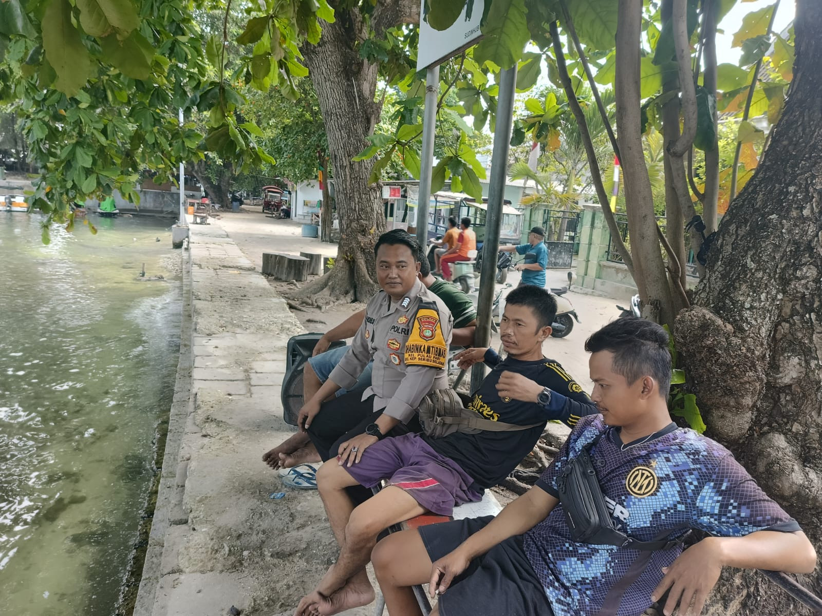 Bhabinkamtibmas Pulau Pari Sambangi Warga, Ajak Jaga Kamtibmas dan Sosialisasikan Layanan 110