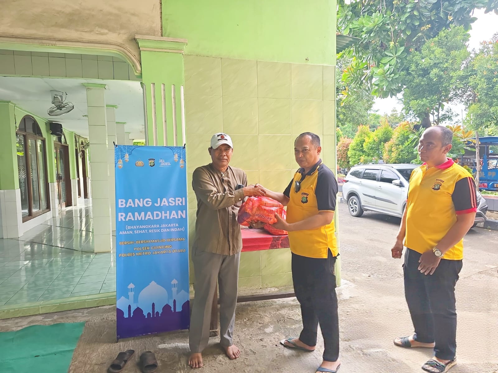Polsek Cilincing Gelar Program Bang Jasri di Masjid Nur Fatahillah, Wujud Kepedulian Polisi terhadap Lingkungan dan Masyarakat