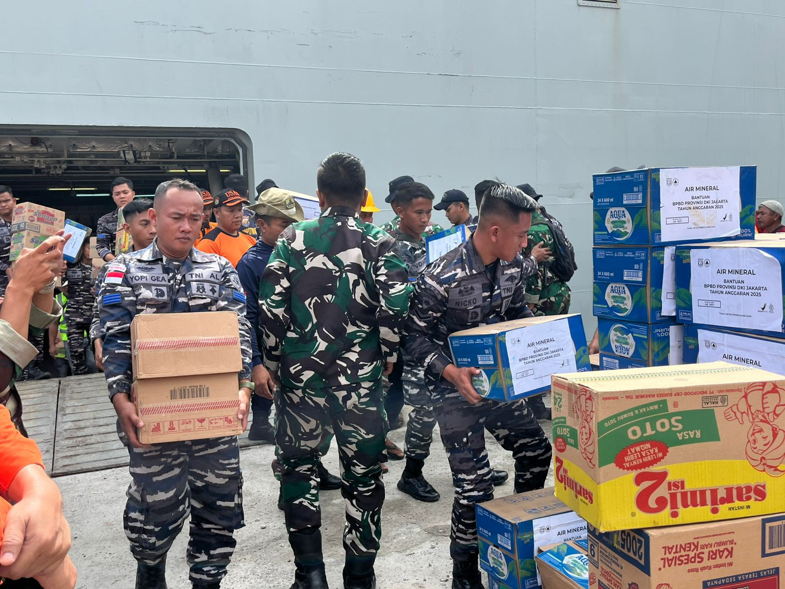 KRI Semarang-594 Tiba di Pelabuhan Gunung Sitoli Bawa Bantuan Bencana Alam di Kepulauan Nias