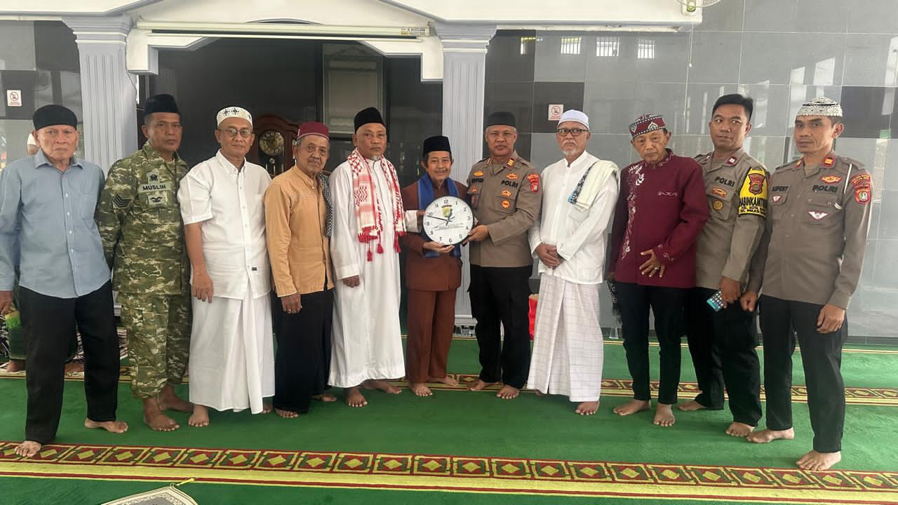 Jaga Jakarta On The Spot Kapolsek Bekasi Barat Sampaikan Pesan Kamtibmas Usai Sholat Jumat, Ajak Warga Cegah Tawuran dan Hindari Judi Online