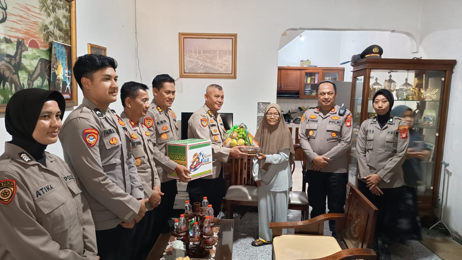 Sambut Hari Bhayangkara ke-80, Polres Metro Jakarta Utara Gelar Anjangsana ke Warakawuri di Cilincing