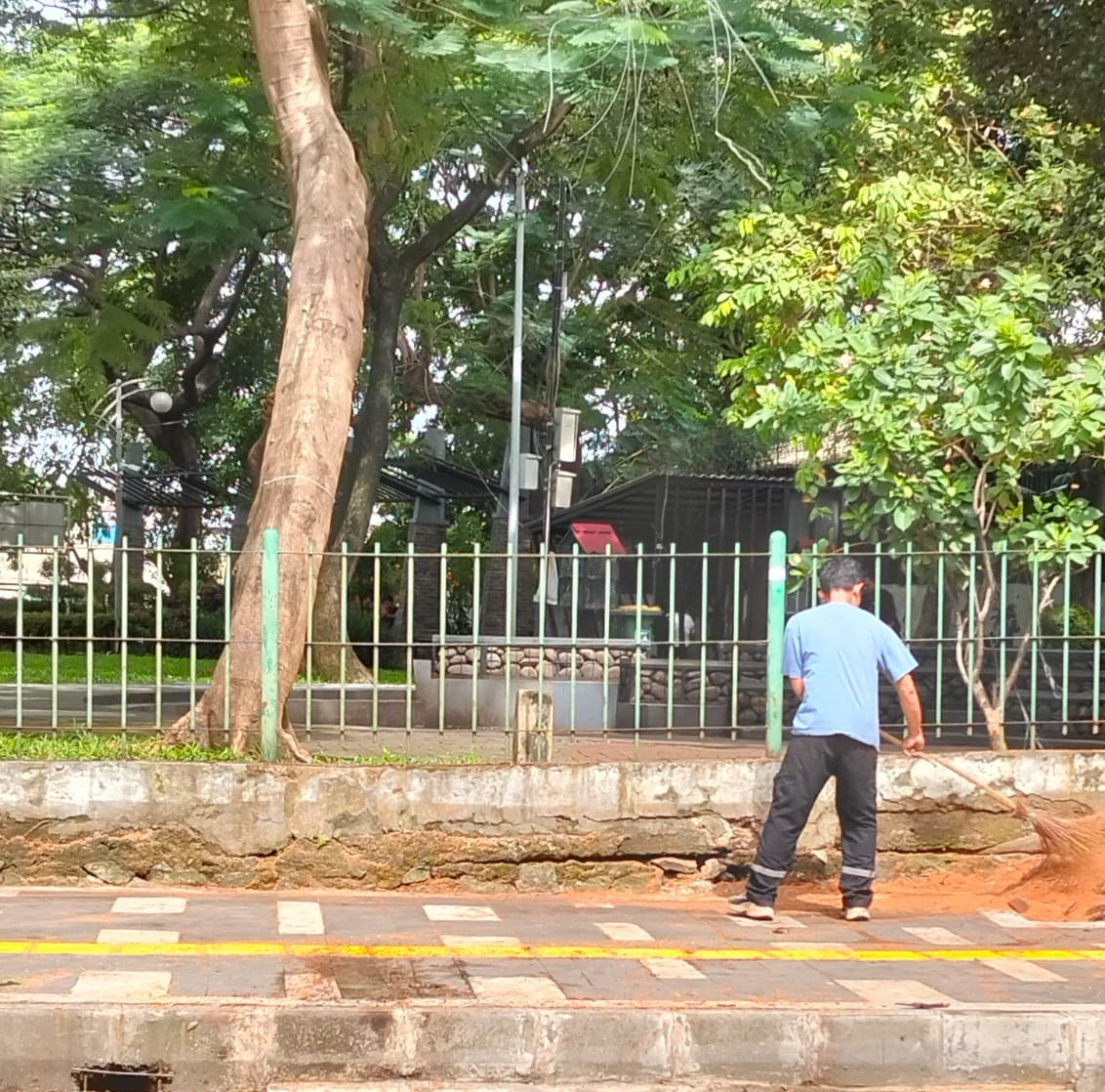 Sigap Layani Aduan, Sudin Pertamanan Jakut Pastikan Trotoar Sunter 2 Aman Dilalui