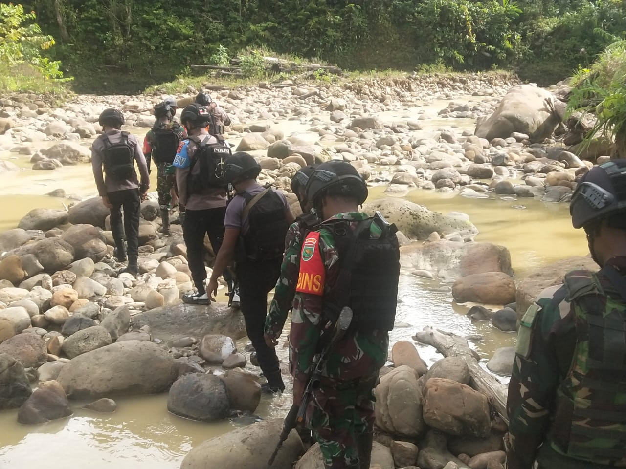 Aksi Sigap Prajurit Kodim 1715/Yahukimo Mengevakuasi Para Pendulang Emas Yang Menjadi Korban Pembunuhan oleh OPM di wilayah Yahukimo