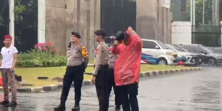 Hujan Tidak Jadi Penghalang, Polri Tetap Hadir Mengawal Aspirasi Masyarakat
