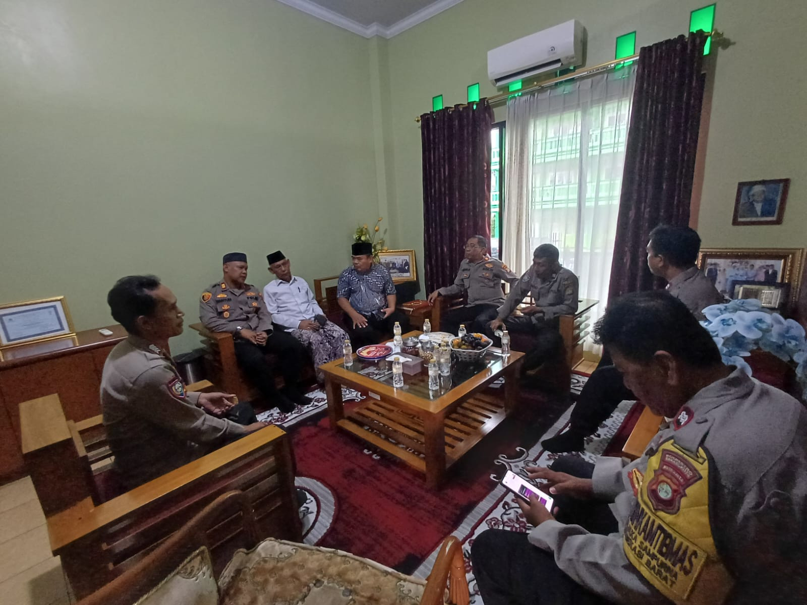 Kapolsek Bekasi Barat Silaturahmi dengan Ketua MUI, Perkuat Kamtibmas Jelang Ramadan