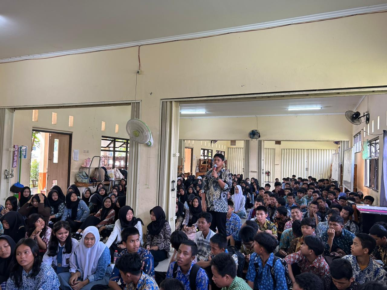 Satbinmas Polres Metro Bekasi Gelar Police Goes to School di SMA Negeri 1 Cikarang Timur