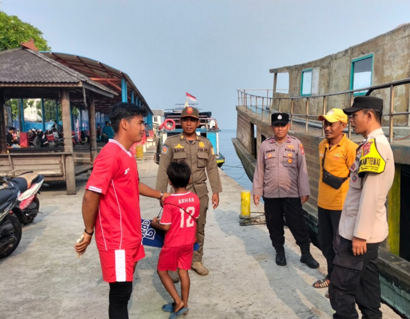 Bhabinkamtibmas Pulau Panggang Sosialisasikan Layanan Call Center 110, Ajak Warga Dukung Program Jaga Jakarta