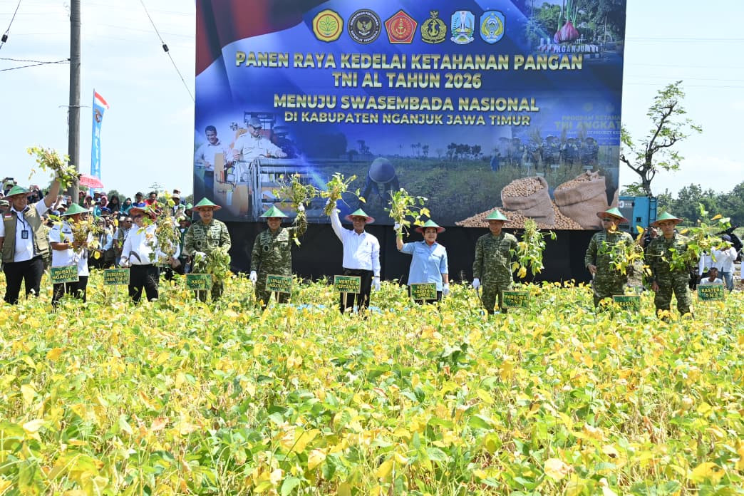 Panglima TNI Bersama Menteri Pertanian Melaksanakan Panen Raya Kedelai Ketahanan Pangan TNI AL di Nganjuk