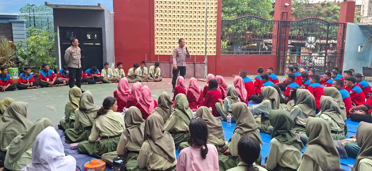 Polisi Sambangi SMP-SMK Kencana, Ajak Pelajar Jauhi Tawuran dan Narkoba