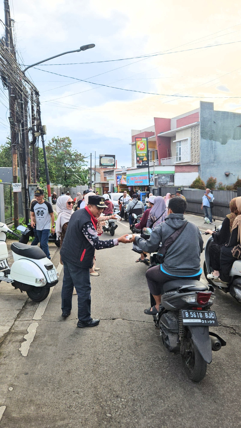 Sinergi 3 Pilar Jatiraden Bagikan 200 Takjil, Sampaikan Pesan Kamtibmas di Bulan Ramadhan
