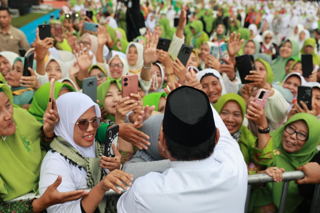 Momen Ratusan Ribu Warga NU Berdiri Bersholawat Sambut Prabowo di Stadion Gajayana Malang