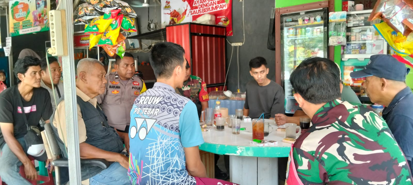 Perkuat Sinergi, Bhabinkamtibmas dan Babinsa Jatiasih Sambangi Ketua RW 10 Jatirasa