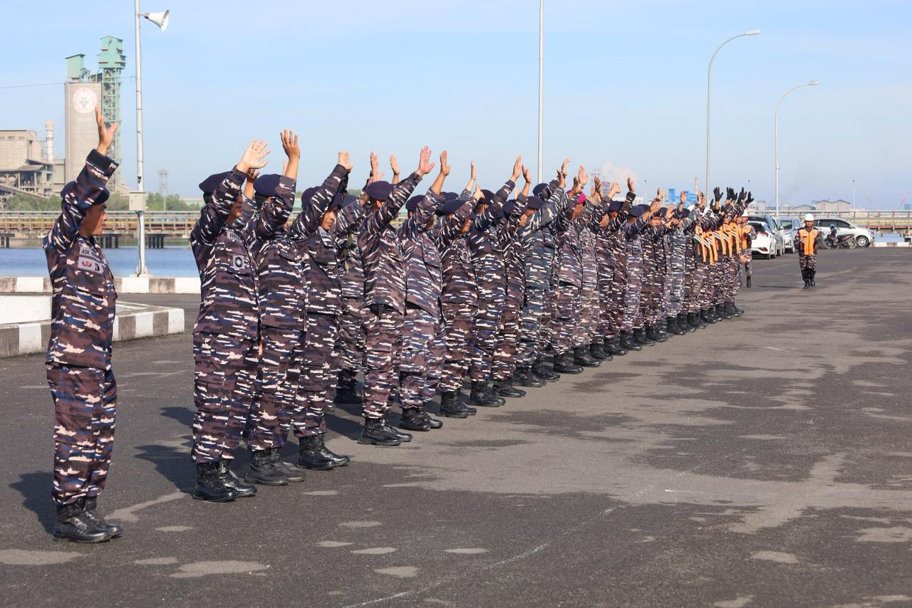 Danlanal Dumai Lepas Dua Unsur KRI Untuk Mendukung Distribusi Bantuan Kemanusiaan Ke Provinsi Aceh dan Sumut