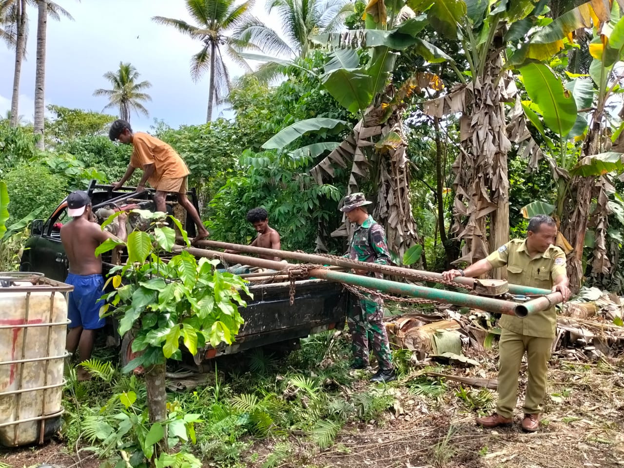 Personel TMMD Ke-127 Kodim 1514/Morotai Pasang Mesin Bor Air di Desa Falila