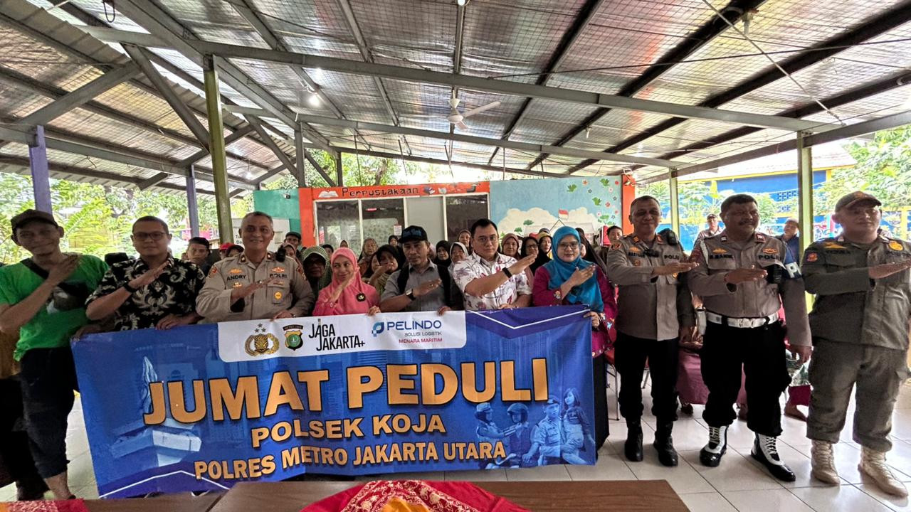 Polisi Gelar Bakti Sosial “Jumat Peduli” Bersama PT Pelindo, Pererat Sinergi dengan Warga Rawa Badak Utara