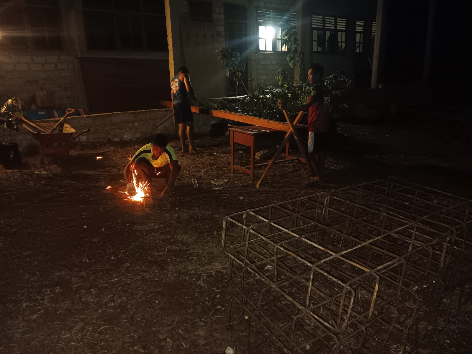Lembur Hingga Malam, Satgas TMMD Ke-129 Kodim 1807/Sorong Selatan Kebut Pembangunan Rumah Semi Permanen Capai 49 Persen