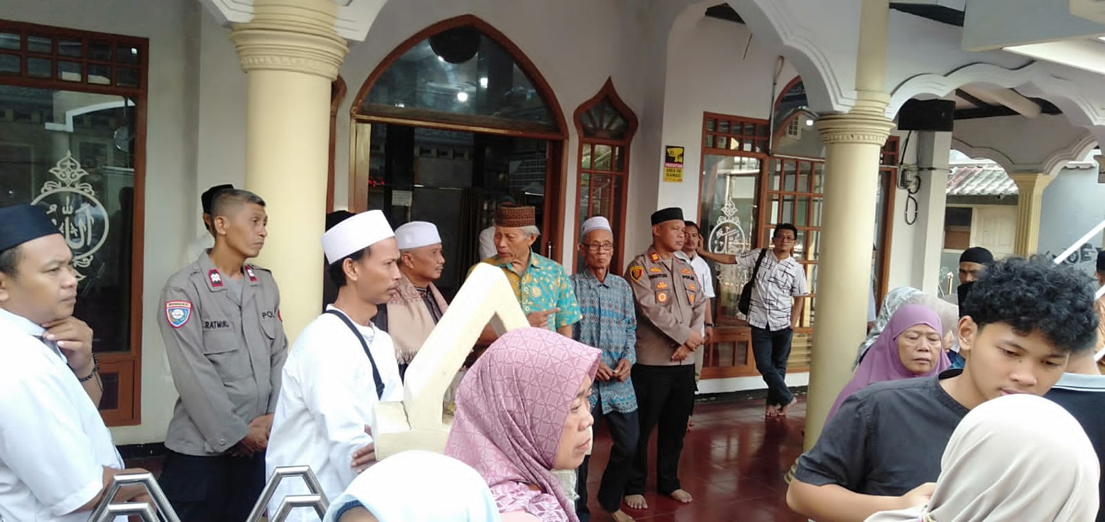Kapolsek Bekasi Barat Takziah ke Rumah Duka Hj. Utami Zuhariyah, Warga Apresiasi Kepedulian Polri