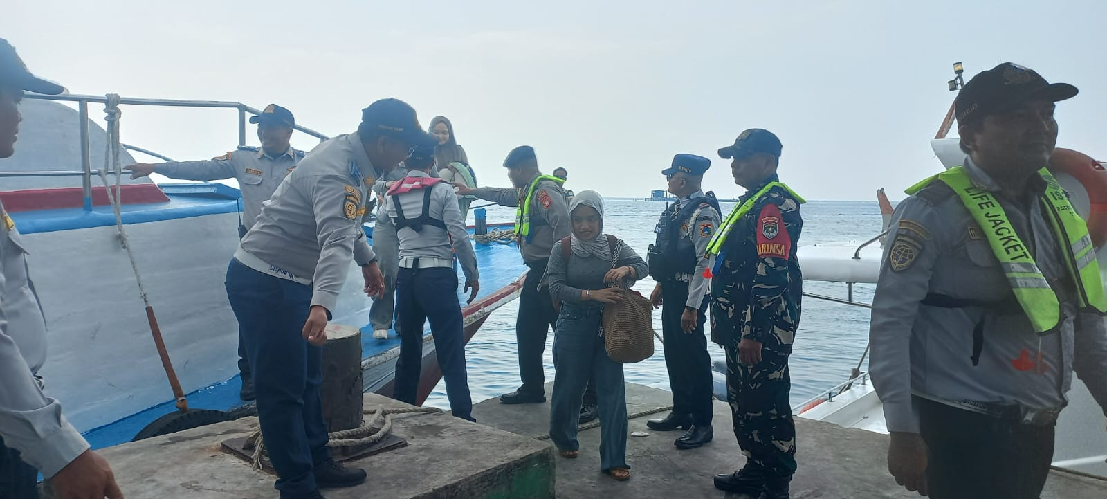 Kasat Pam Obvit Polres Kepulauan Seribu Gelar Jaga Jakarta On The Spot di Dermaga Pulau Kelapa-Harapan, Penumpang Kapal Diingatkan Soal Keselamatan