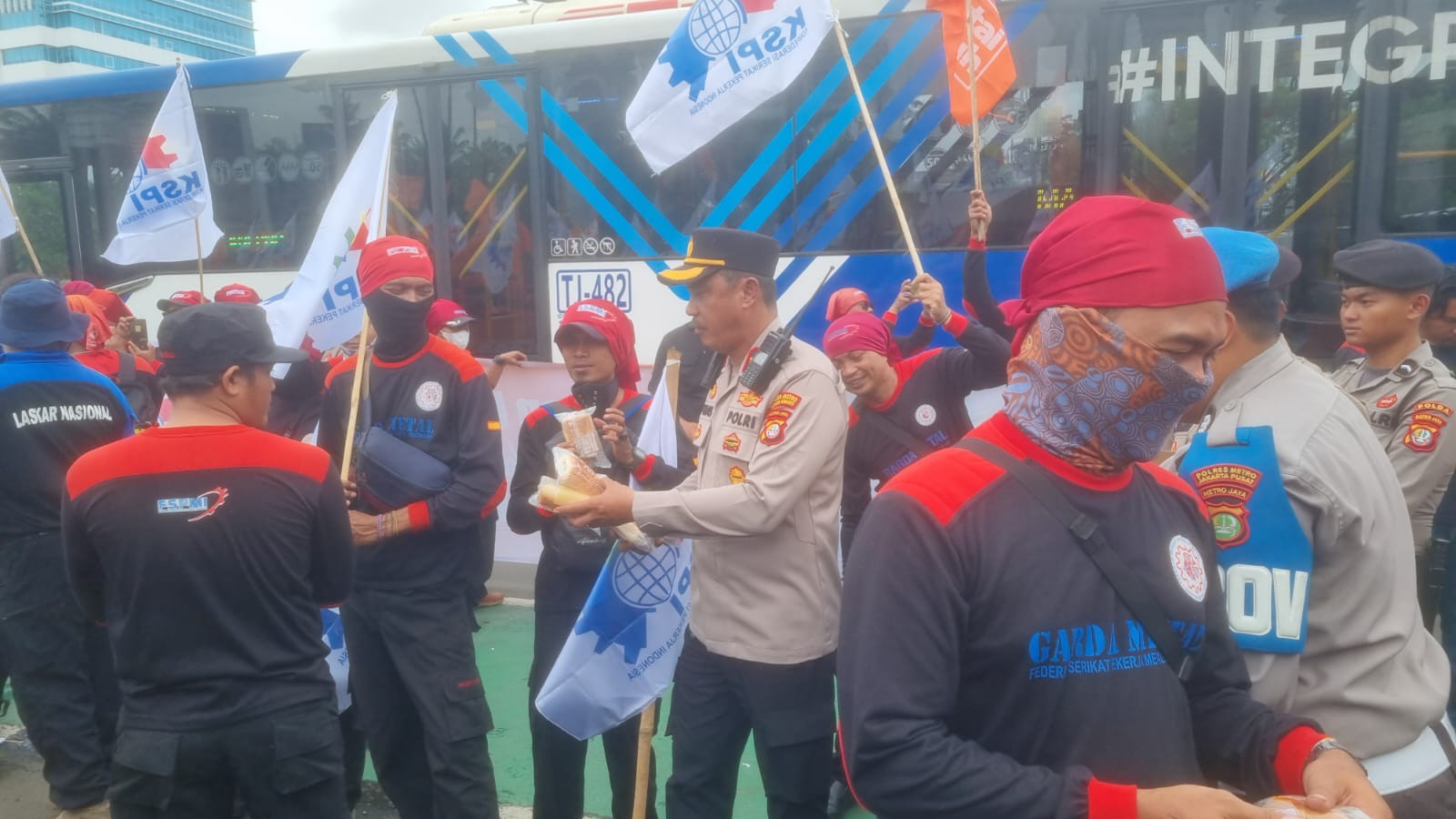 Bagikan Air dan Snack, Polisi Hadir Layani Massa Aksi Buruh di DPR/MPR