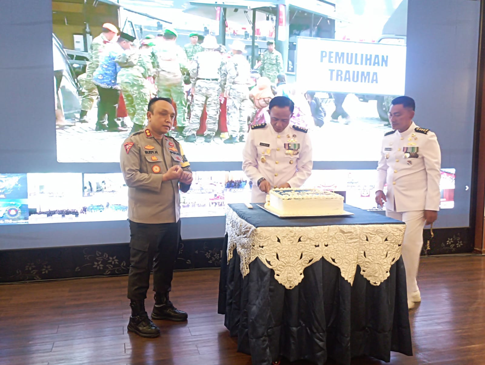 Polres Metro Jakarta Utara dan Polsek Koja Gelar Surprise Party Ucapkan Selamat HUT TNI ke-80 di Mako Kolinlamil