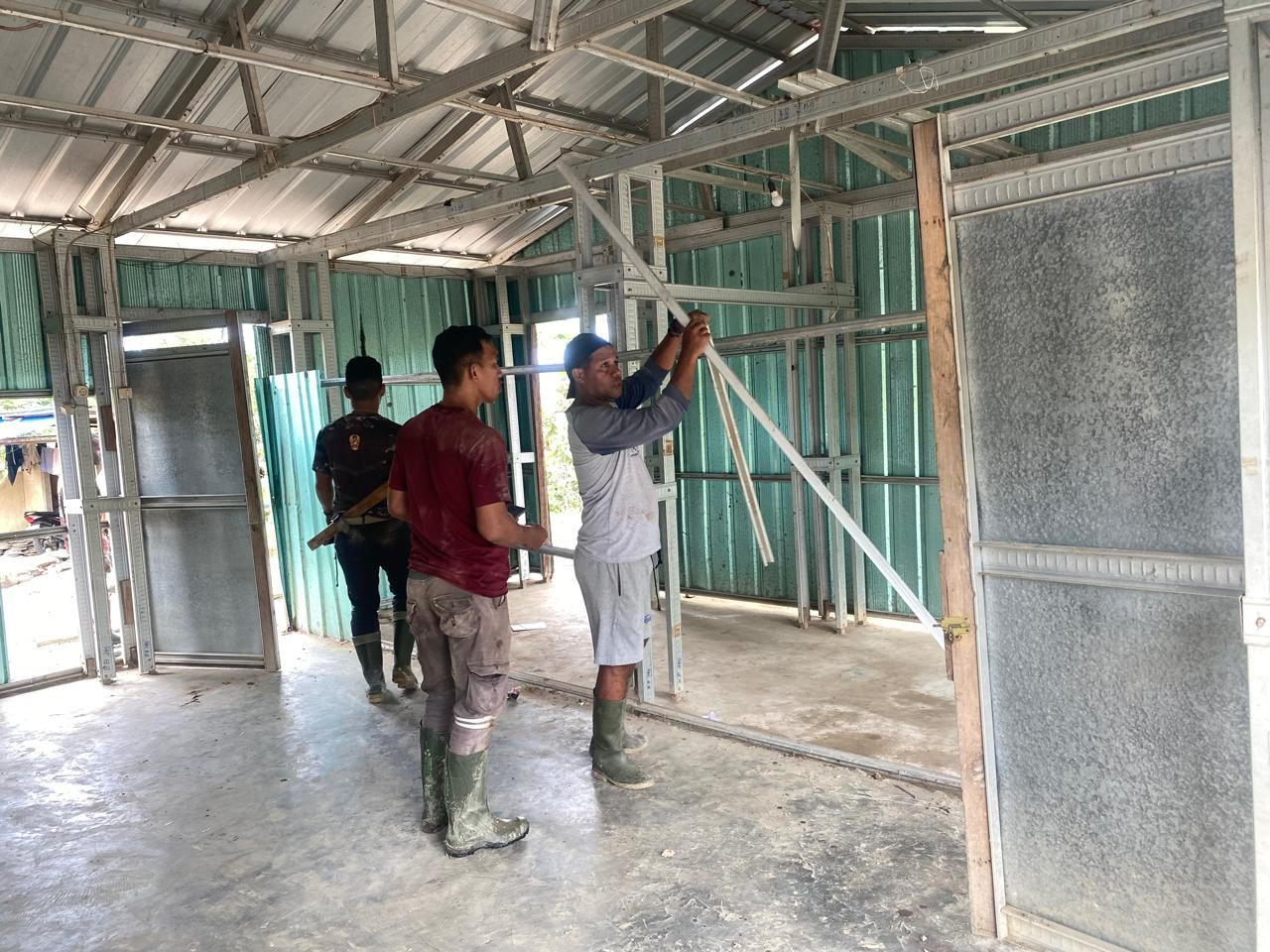 Satgas TMMD ke-126 Kodim 1810/Tambrauw dan Warga Kampung Babak Gotong Royong Rehabilitasi Gereja Advent