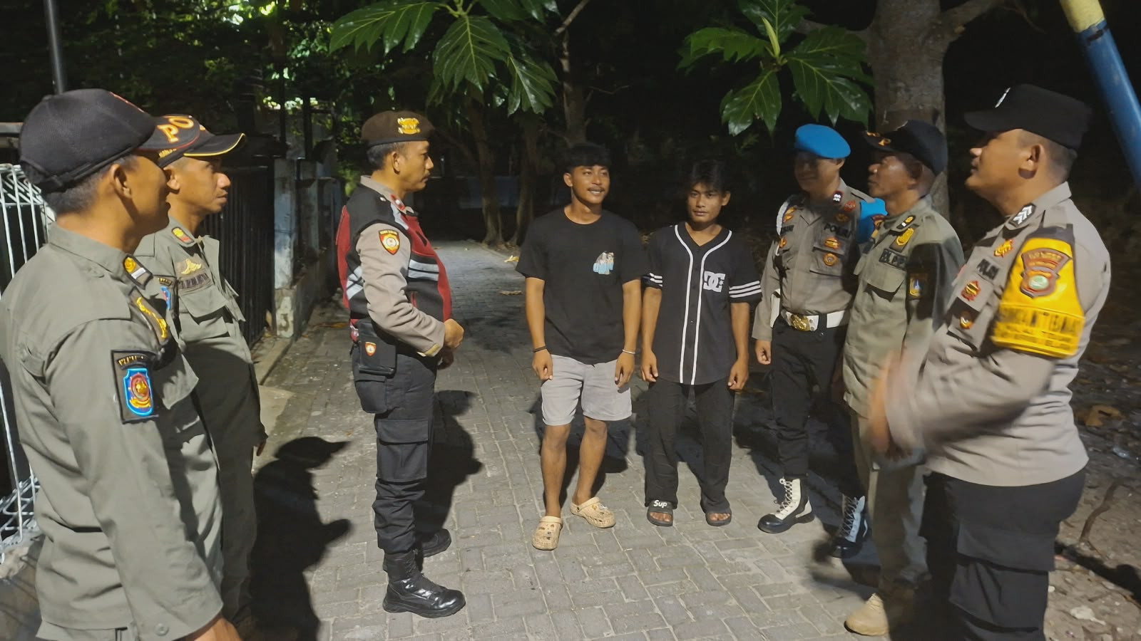 Patroli Gabungan Malam Polsek Kepulauan Seribu Selatan Intensifkan Sosialisasi Layanan 110 dan Antisipasi Guantibmas