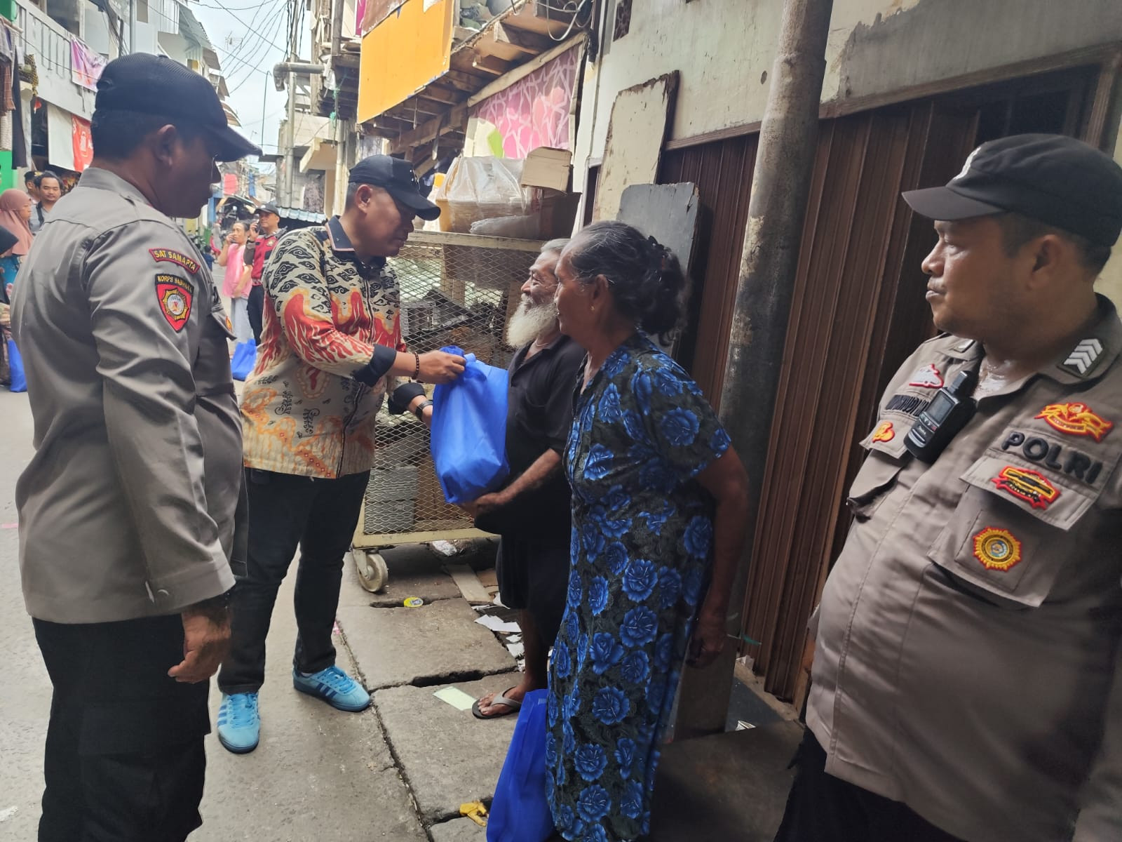 Patroli Jalan Kaki Polsek Pademangan Perketat Pengawasan di Kawasan Budi Mulia