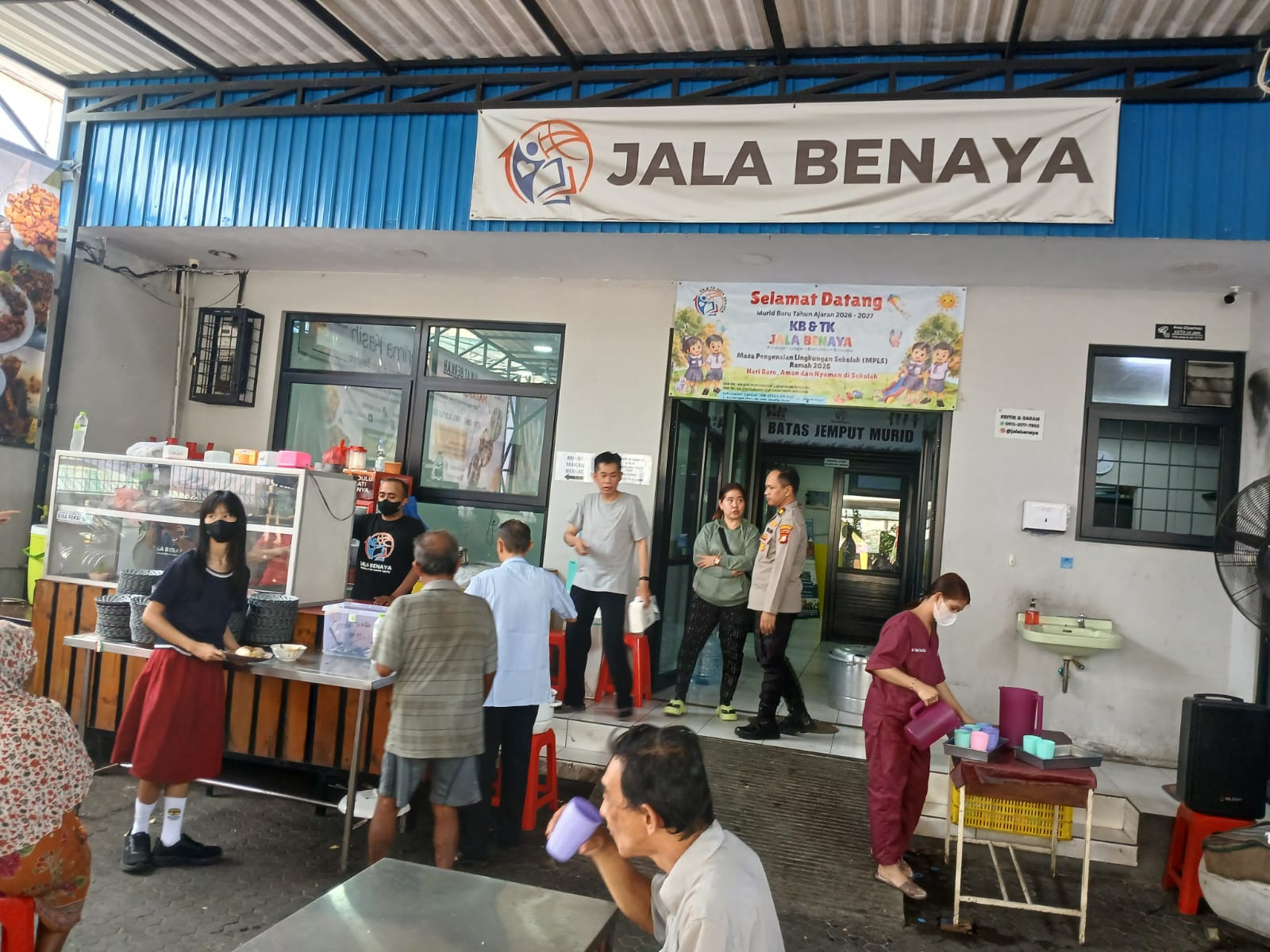 Jumat Peduli Polsek Metro Penjaringan, Bagikan Makan Siang Gratis untuk Warga dan Pekerja Lapangan
