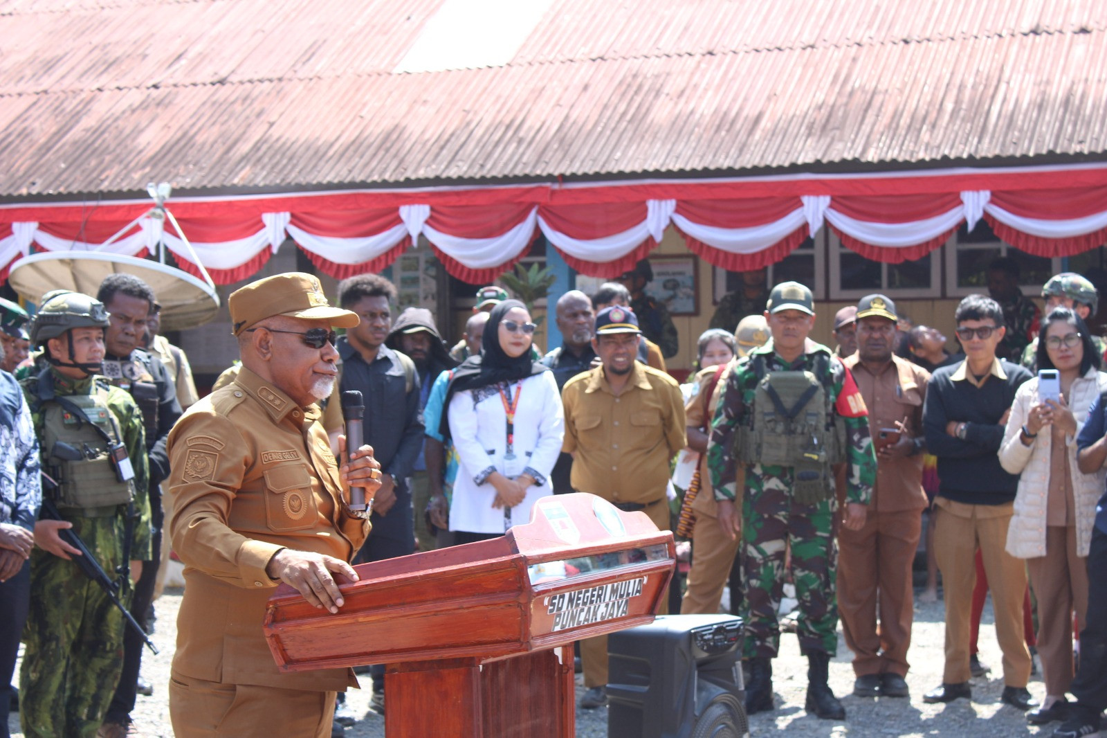 Kodim 1714/PJ dan Polri Kawal Wakil Gubernur Papua Tengah Tinjau Pembangunan Sekolah dan Serahkan Bantuan