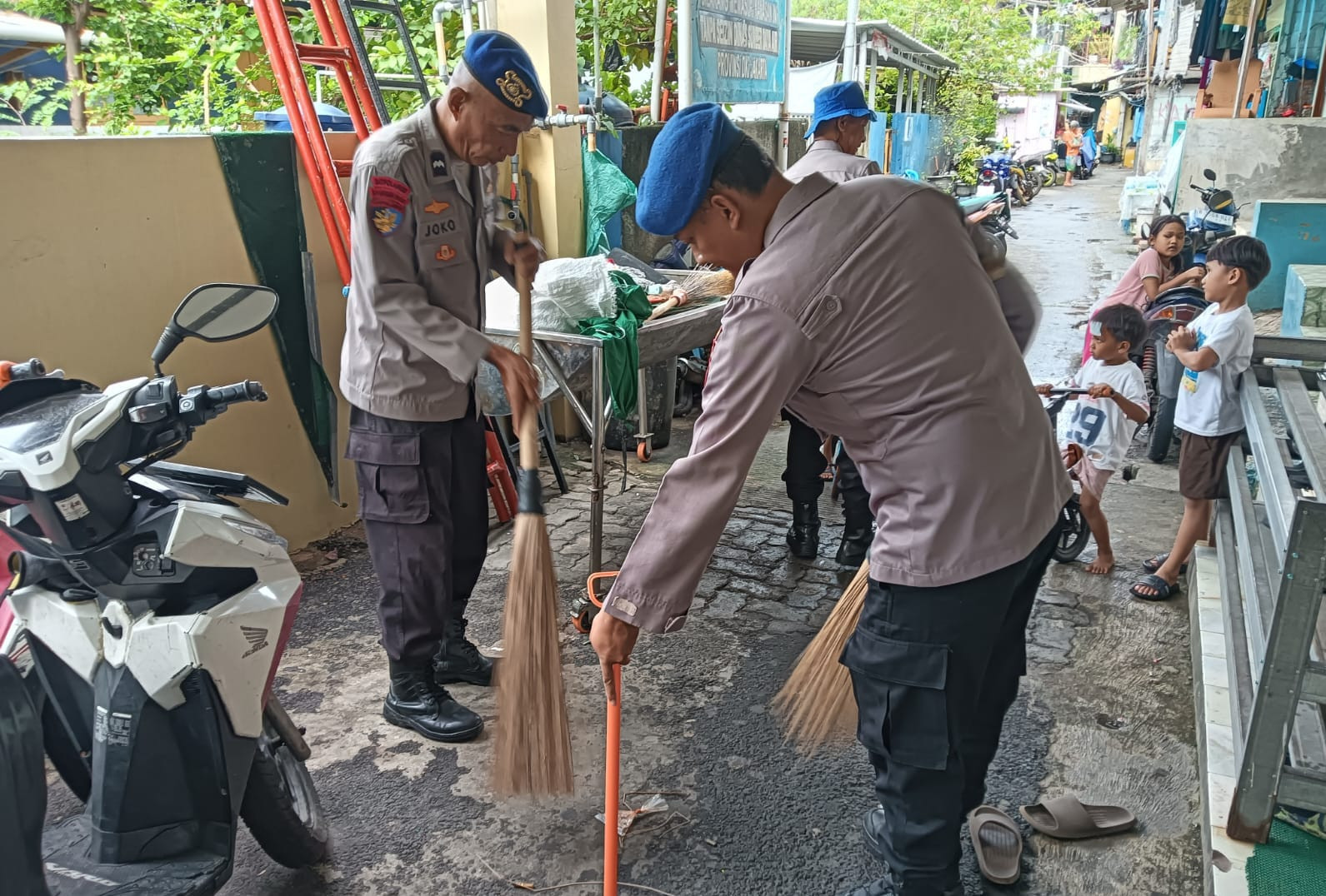 Ditpolairud PMJ Bersih-Bersih Masjid di Penjaringan, Dukung Gerakan Indonesia Asri