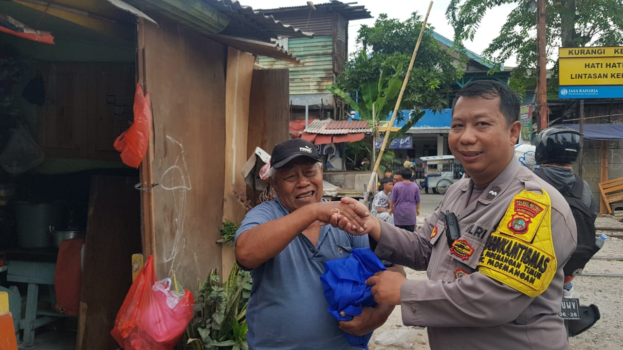 Polsek Pademangan Gelar “Jumat Peduli”, Bagikan Sembako untuk Warga yang Membutuhkan