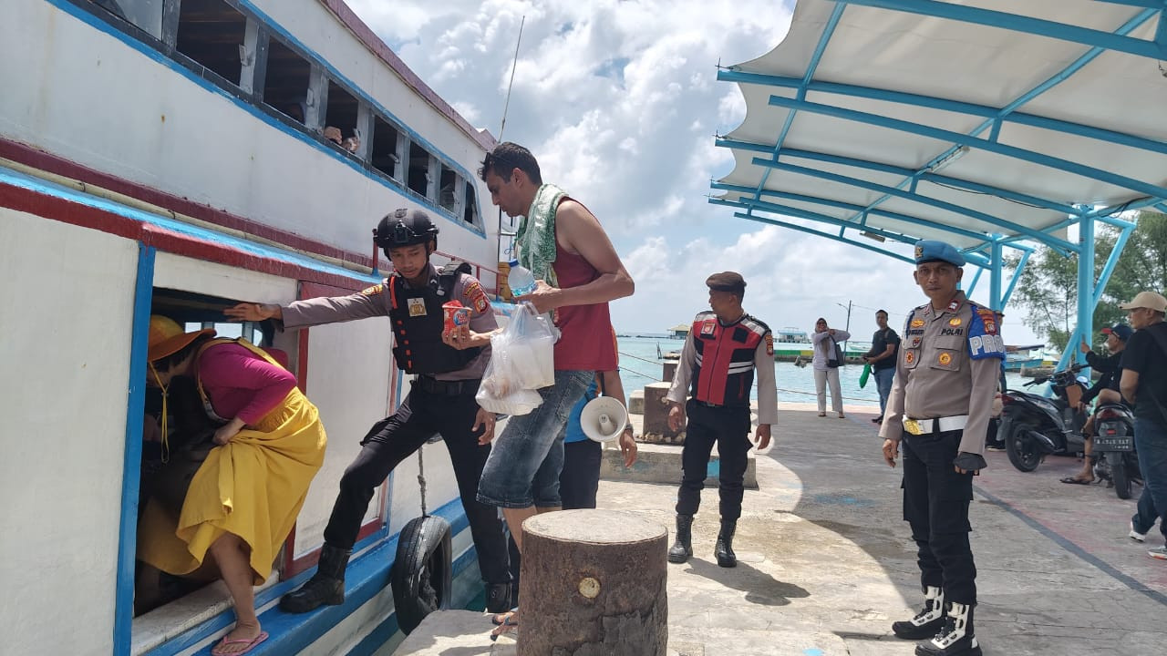 Polsek Kepulauan Seribu Selatan Gelar Pengamanan Dermaga Pulau Kelapa dalam Operasi Aman Nusa I 2025