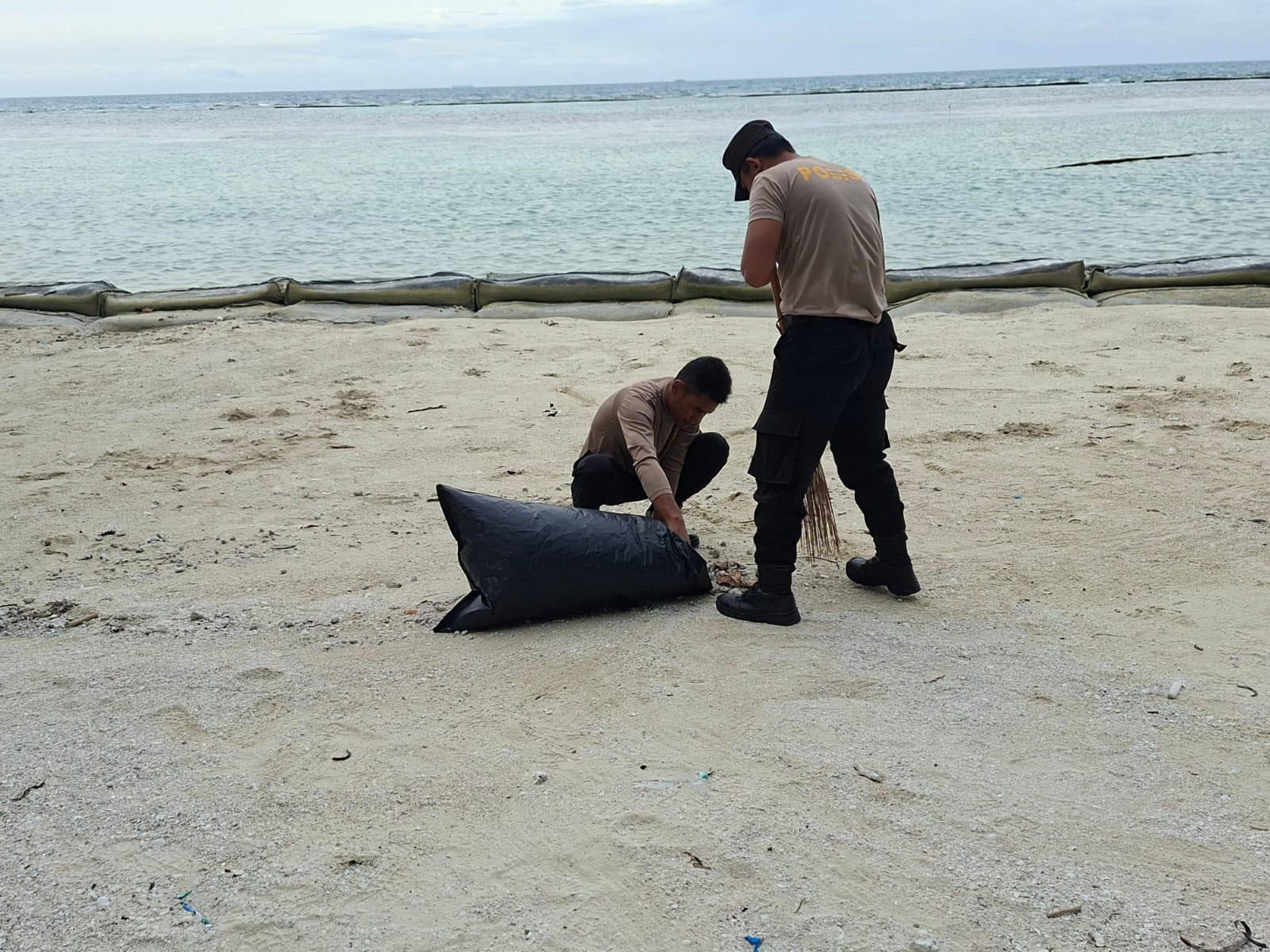 Kapolsek Kepulauan Seribu Selatan Turun Tangan di “Jumat Bersih”: Kolaborasi 3 Pilar Rawat Lingkungan Pulau Tidung
