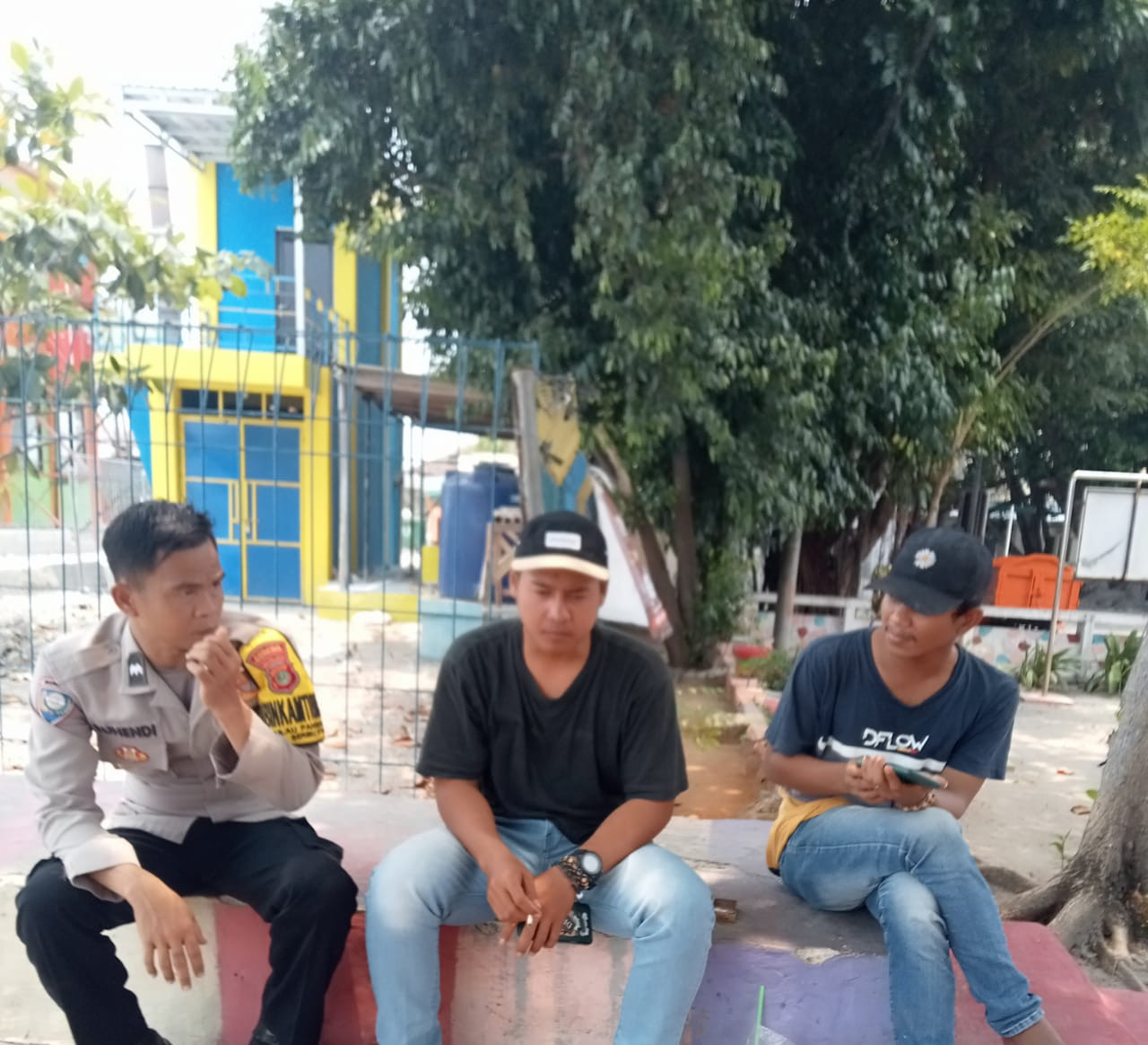 Bhabinkamtibmas Pulau Panggang Sambangi Warga, Sosialisasikan Layanan Polri 110 Gratis 24 Jam