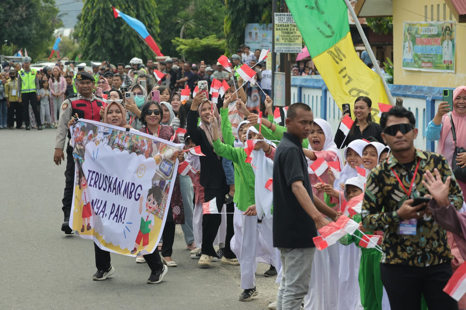 Spanduk Dukung MBG Membentang Kala Prabowo Pidato di Hadapan Petani-Nelayan