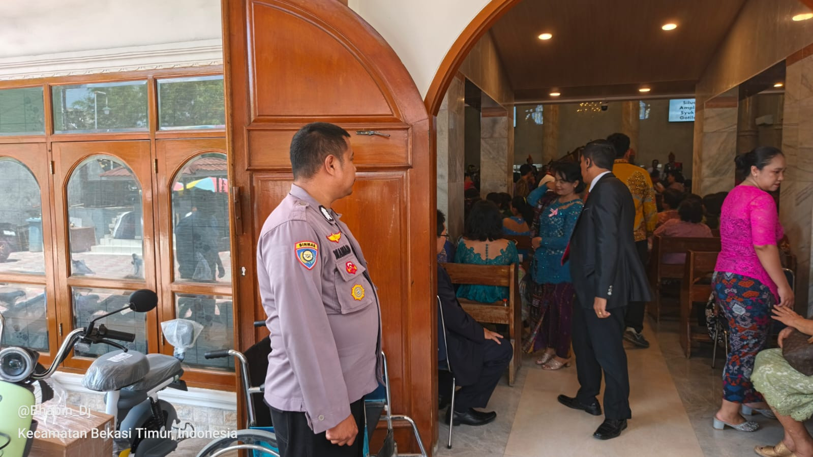 Jamin Keamanan Ibadah dan Pesta Rakyat, Bhabinkamtibmas Polsek Rawa Lumbu Laksanakan Pengamanan Gereja HKBP Duren Jaya