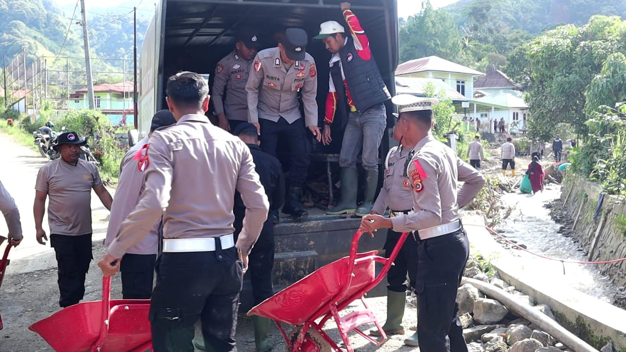 Polres Aceh Tengah Bersama Sat Brimob Polda Aceh dan GMNI Gotong Royong Pulihkan Fasilitas Layanan Kesehatan