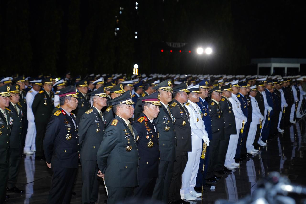 Panglima TNI Hadiri Upacara Ziarah Nasional Peringatan Hari Pahlawan 2025 di TMPNU Kalibata