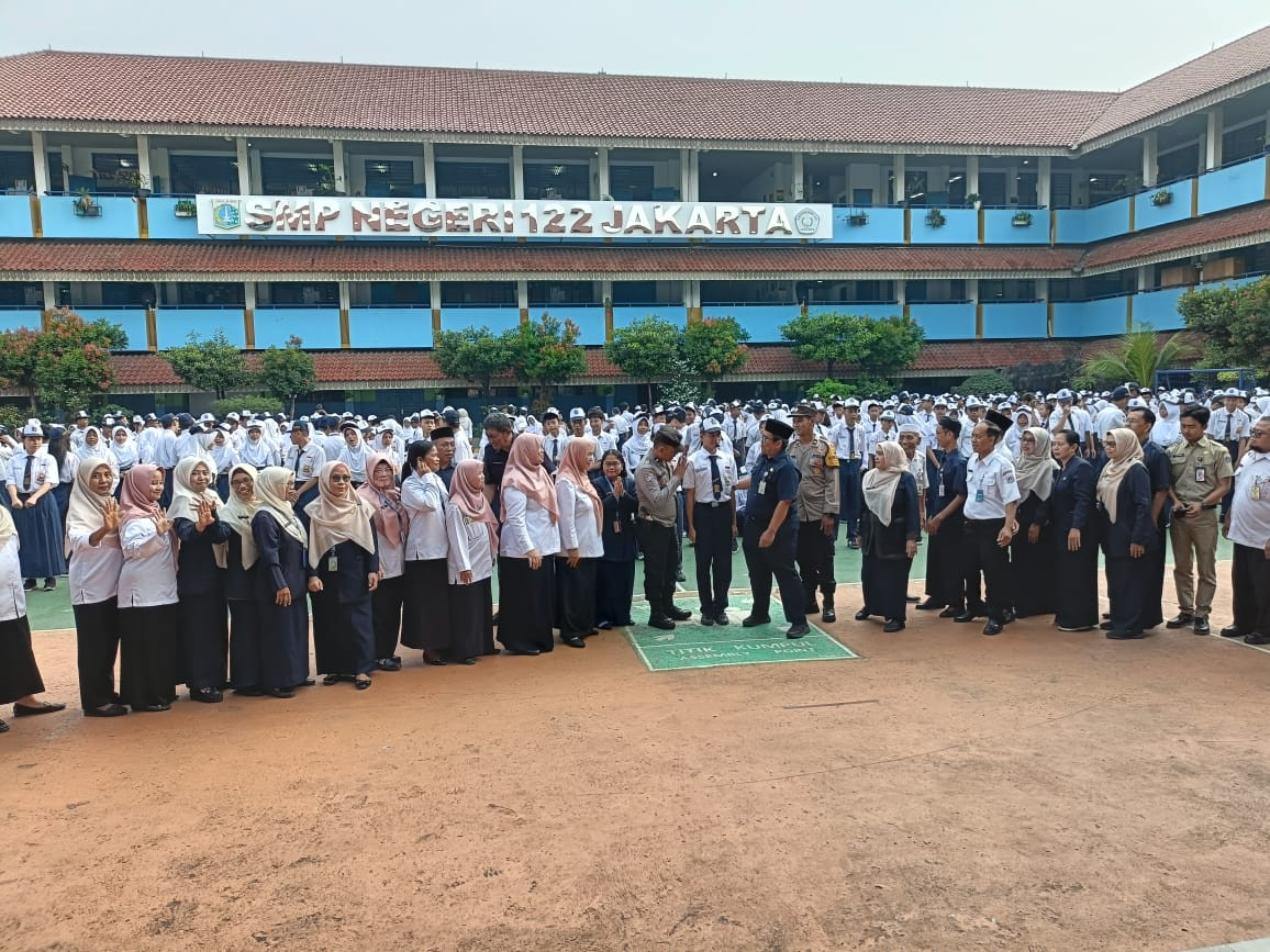 Jaga Jakarta – Jaga Warga: Polsek Metro Penjaringan Gelar Go to School dan Sosialisasi Penerimaan Siswa SMA Kumala Bhayangkara di SMPN 122