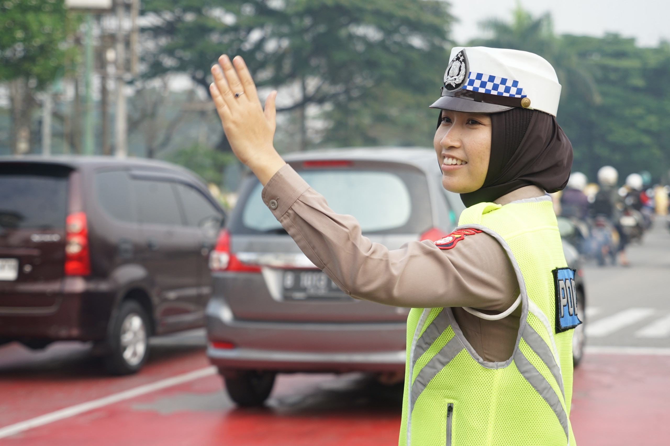 Hari Jadi Polwan ke-77, Kapolres Metro Bekasi Gelar Yanmas Pagi di TL Pos Lantas Jurong, Bagikan Bingkisan