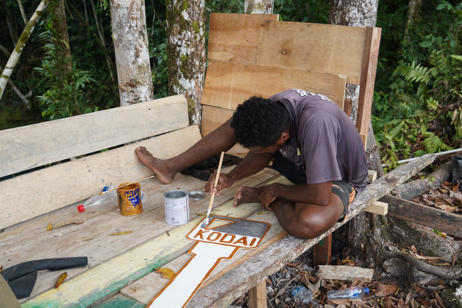 Semangat Tak Kenal Lelah, Satgas TMMD Ke-129 Tuntaskan Finishing Pembersihan Lingkungan Kampung Sesor