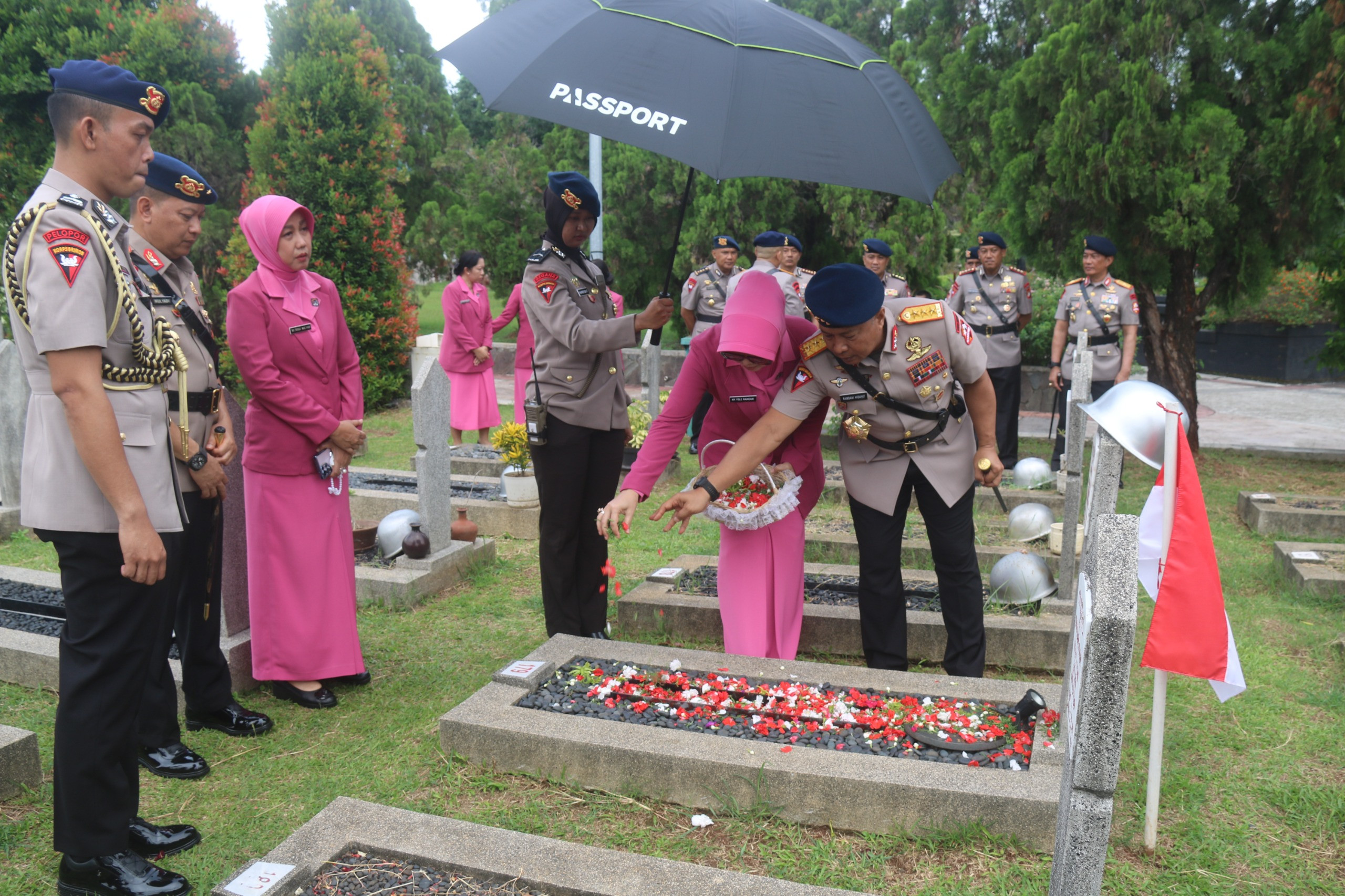 Brimob Metro Jaya Mengikuti Rangkaian Ziarah dan Tabur Bunga di TMP Kalibata