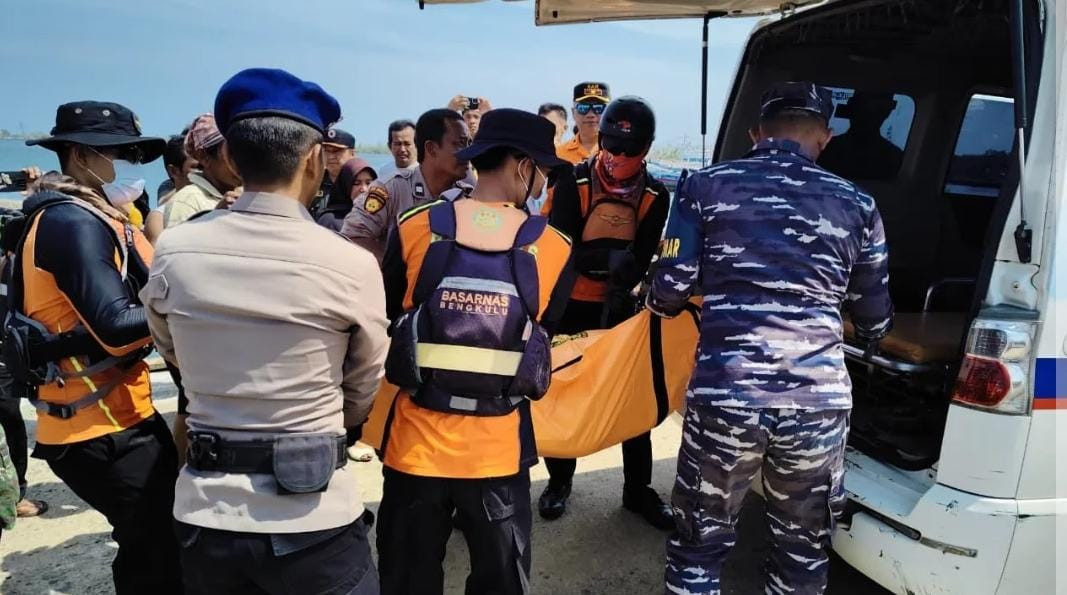 Prajurit Lanal Bengkulu Tergabung Dalam Tim SAR Pencarian Korban Kecelakaan Laut Kapal Nelayan