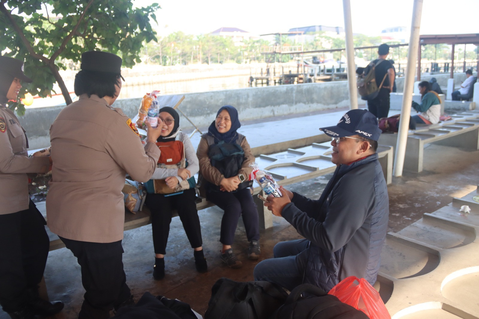 Polwan Polres Kepulauan Seribu Berbagi Snack untuk Penumpang di Dermaga Marina Ancol, HUT Polwan ke-77