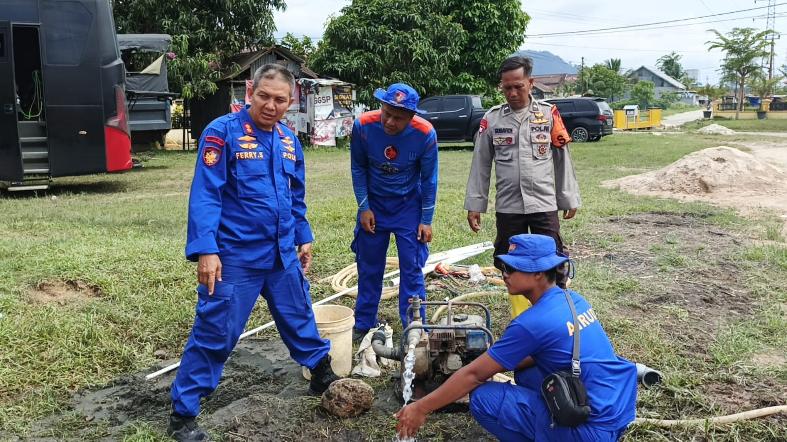 Sentuhan Kemanusiaan Polri, Tim SAR Korpolairud Bantu Warga Batang Anai Lewat Pembuatan Sumur Bor